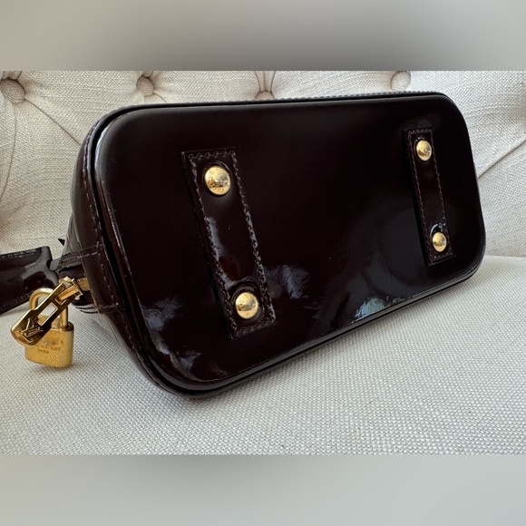 LOUIS VUITTON Alma BB Vernis Amarante Patent Leather Satchel w Strap EUC - Picture 6 of 16